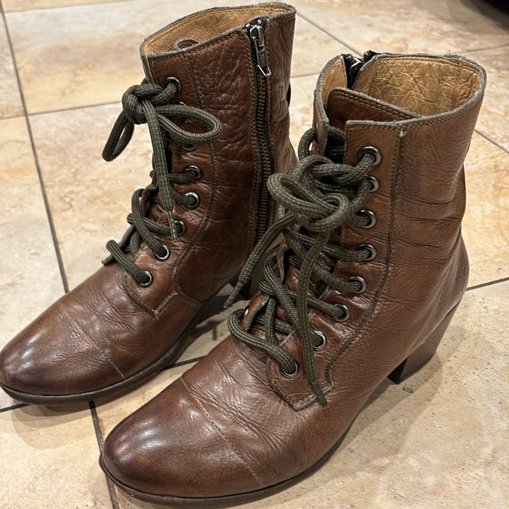 FRYE Zipper Up Soft Leather Bootie 2 inches Heels size 9 - Picture 9 of 14
